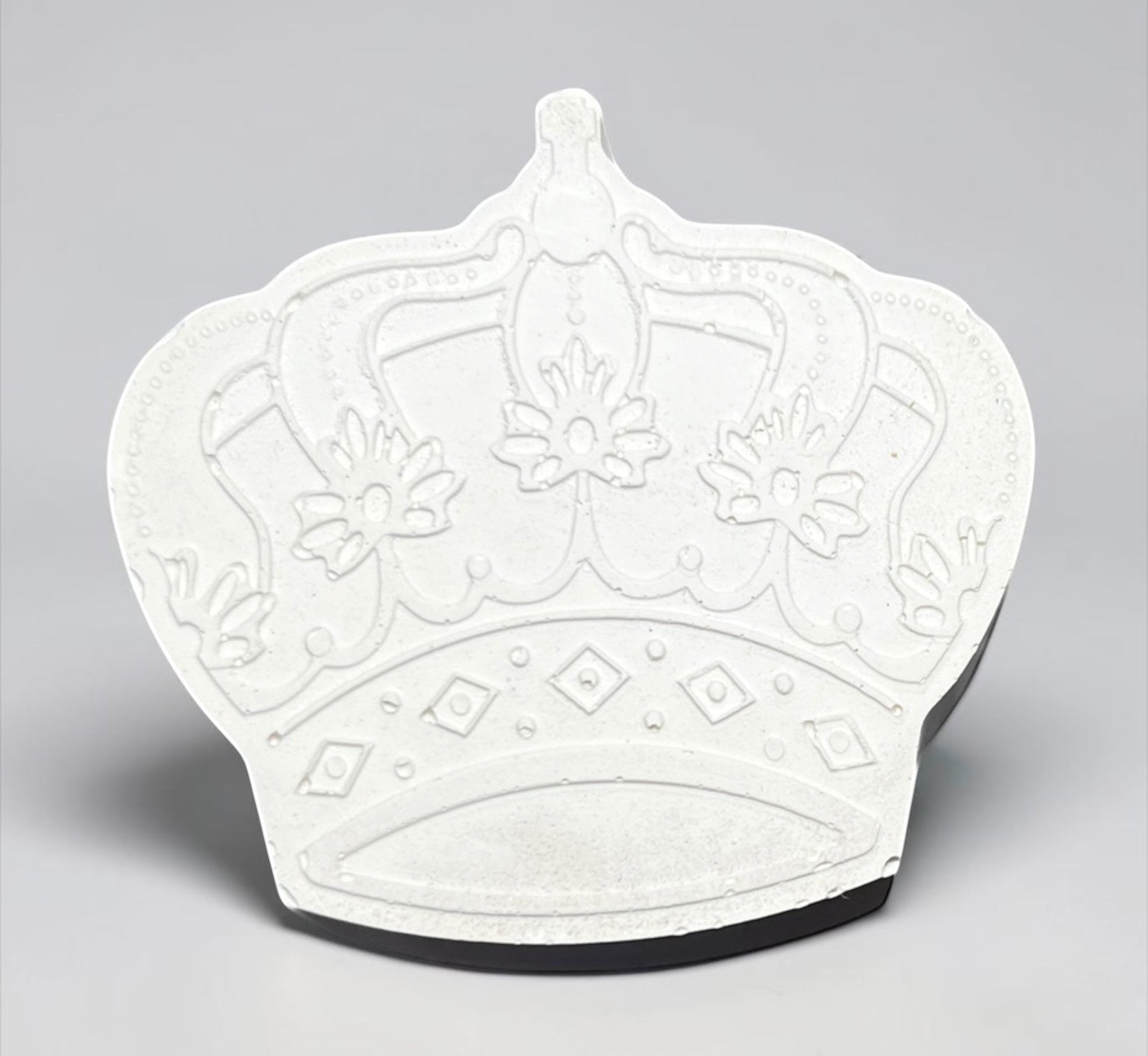 Neatos Elements white plaster crown figurine with ornate details, ready for painting.