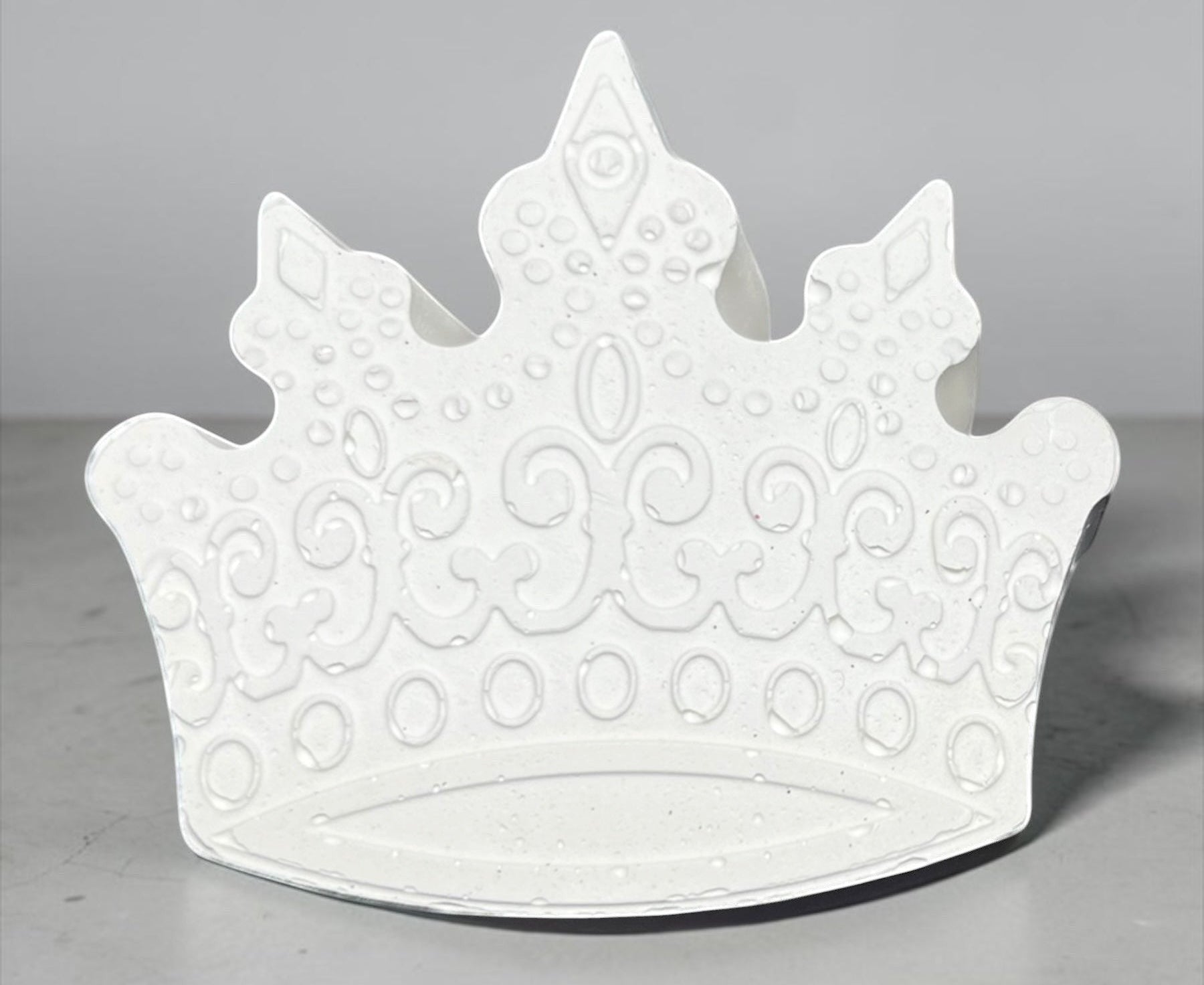 Neatos Elements white plaster crown figurine, ready for painting. Features ornate details and a classic crown shape.